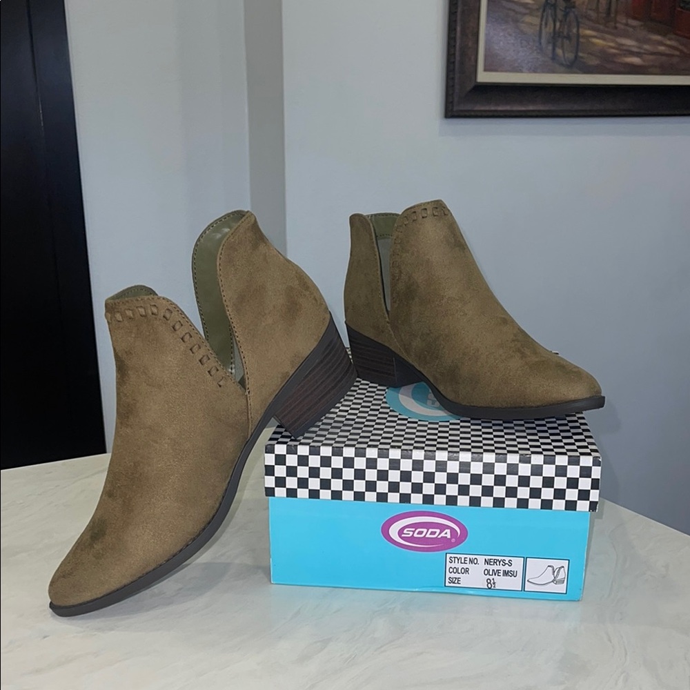 New!! ✨ Women's Olive 🫒 Green Suede Ankle Boots/ Booties- Size 8.5